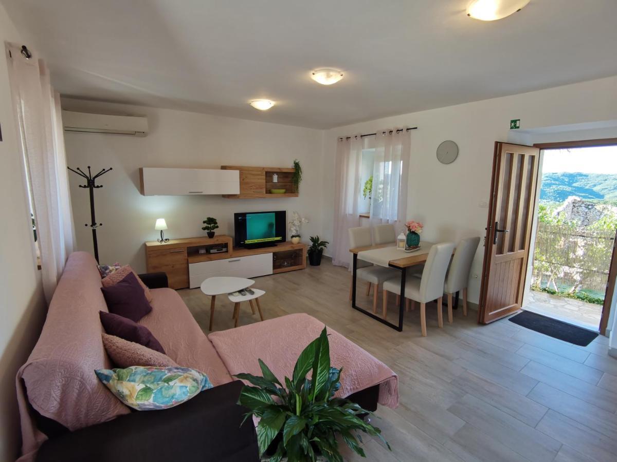 Jasmina Apartment Hum Buitenkant foto