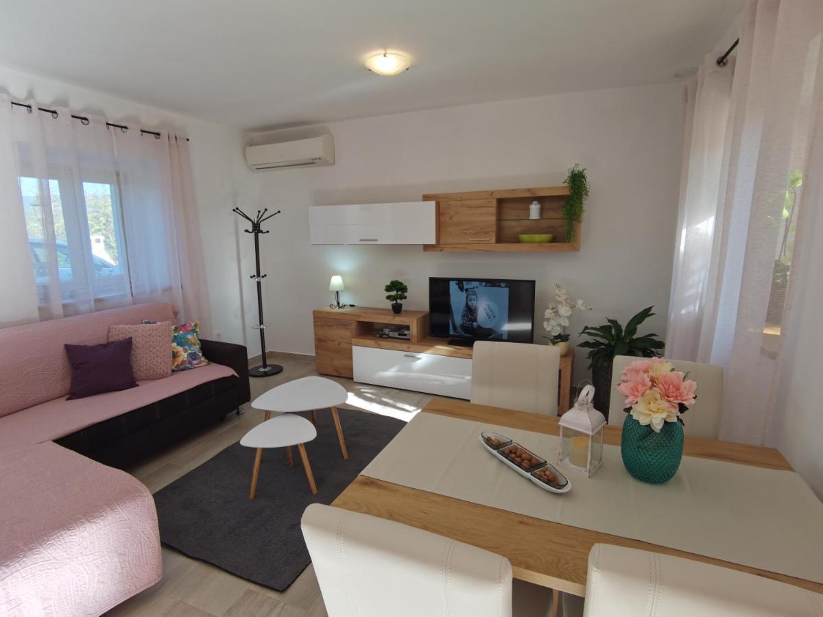 Jasmina Apartment Hum Buitenkant foto